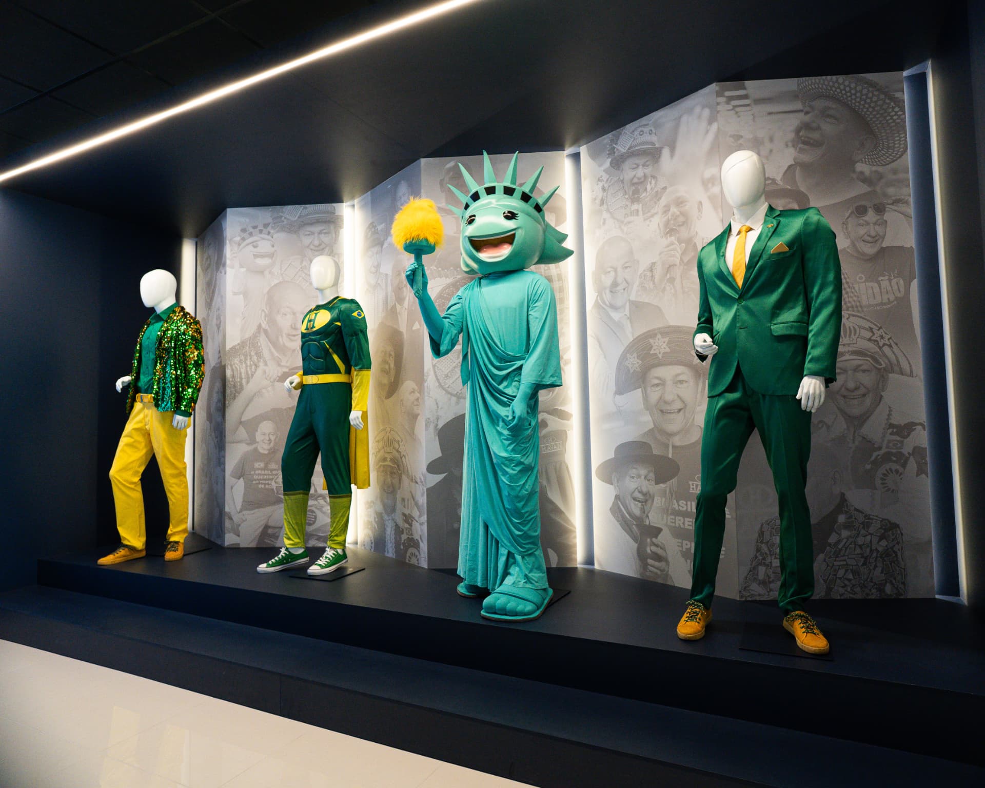 Vitrine com figurinos icônicos de Luciano Hang e a Estátua da Liberdade
